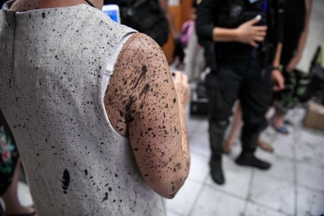 Ο Ρουβίκωνας ανέλαβε την ευθύνη για την επίθεση στην Athens Voice – Το βίντεο της επίθεσης